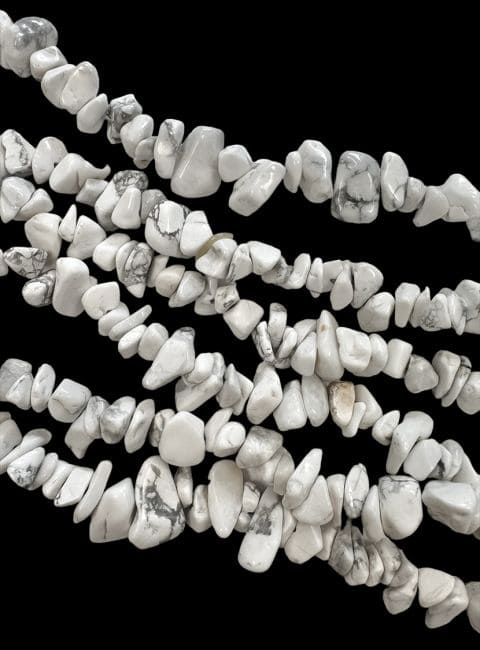 Howlite A chips 3-8mm on 80cm thread