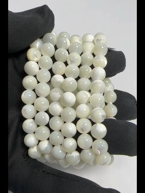 White mother-of-pearl bracelet with 8mm beads