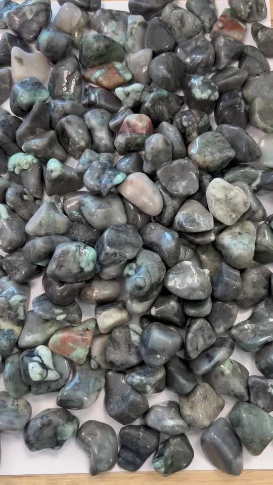 Emerald B tumbled stones 250g